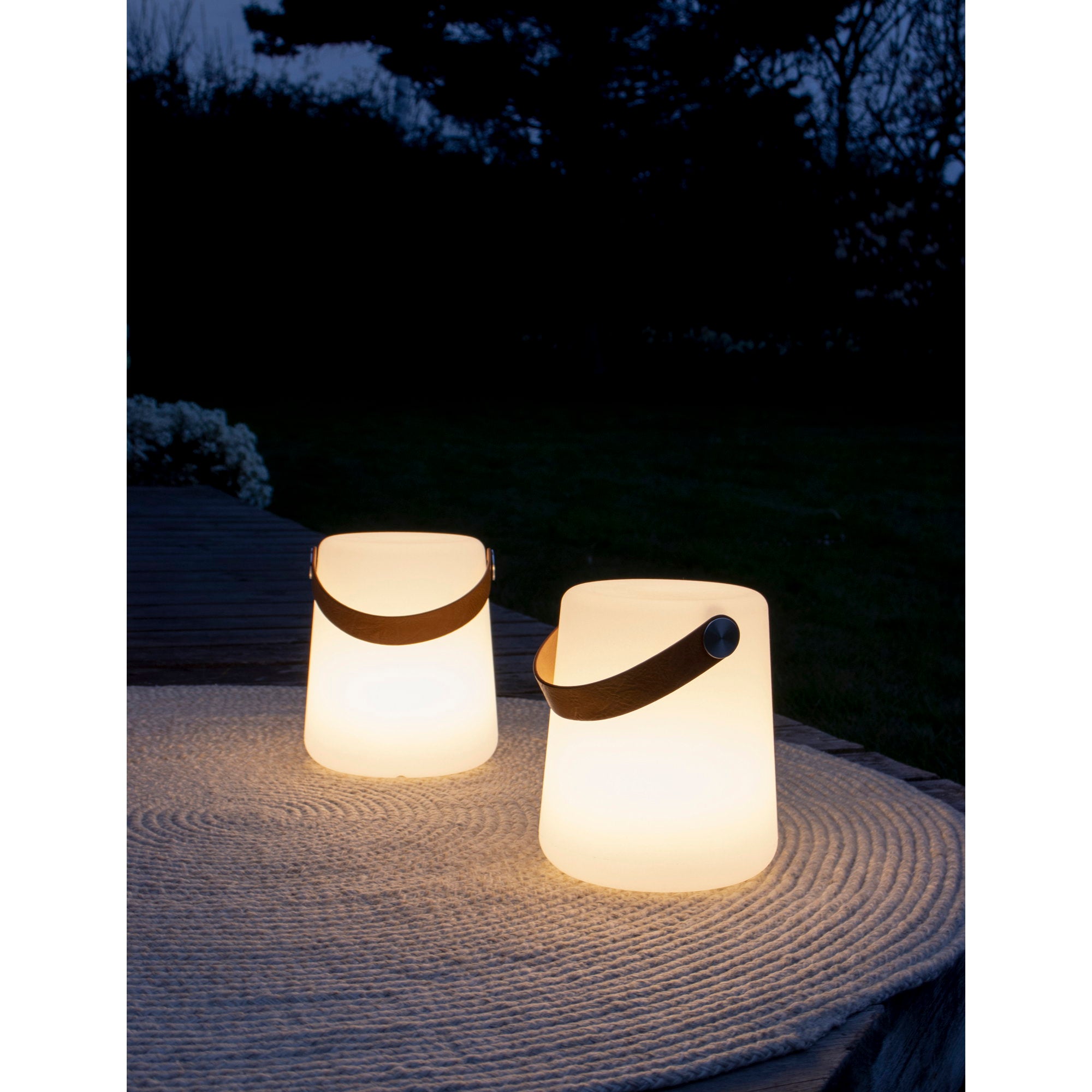 Duo lampes portables LED Bristol blanc poignée cuir allumées jardin nuit