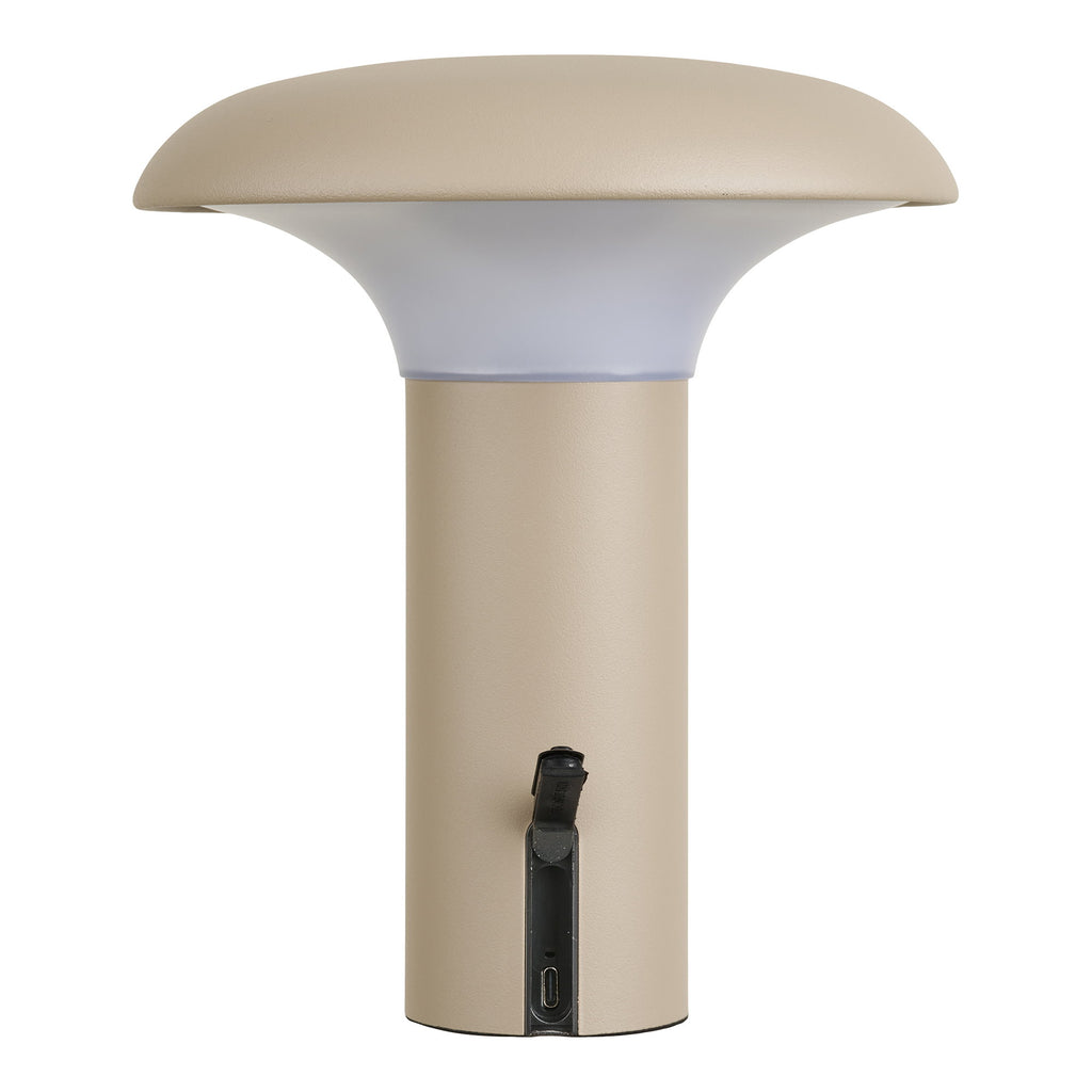 Lampe Ramsey LED beige posée sur table de jardin de nuit ambiance dîner romantique