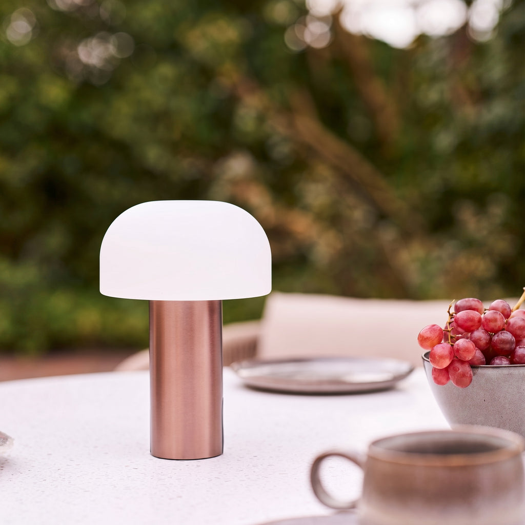 Lampe LED rechargeable Soham cuivre brossé dôme opalin blanc vue d'ensemble