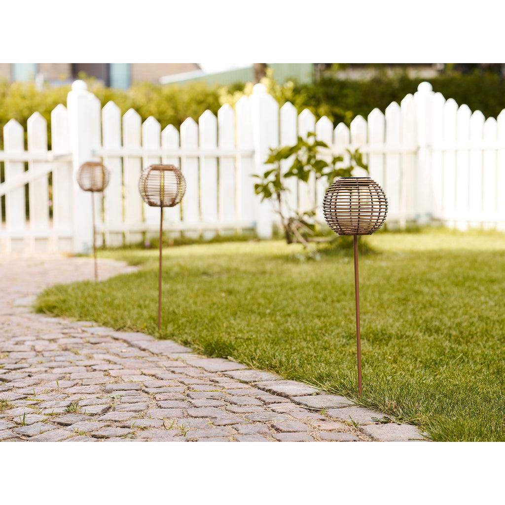 Lampes solaires Carlisle sur piquet alignées allée jardin gazon clôture blanche