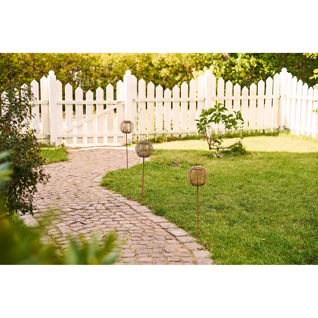 Lampes Carlisle piquets alignés allée jardin gazon lumière naturelle