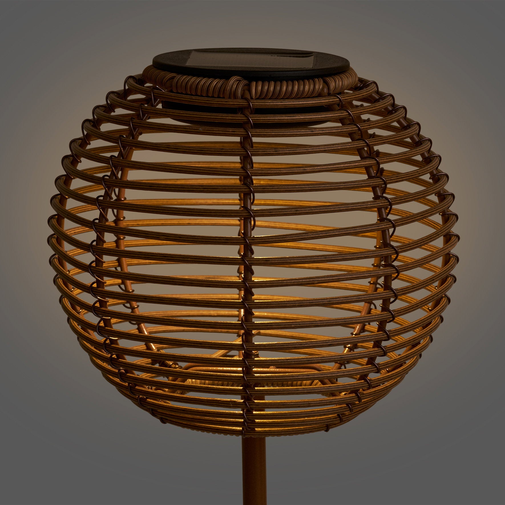 Lampe Carlisle boule tressée allumée lumière dorée chaude ambiance nuit