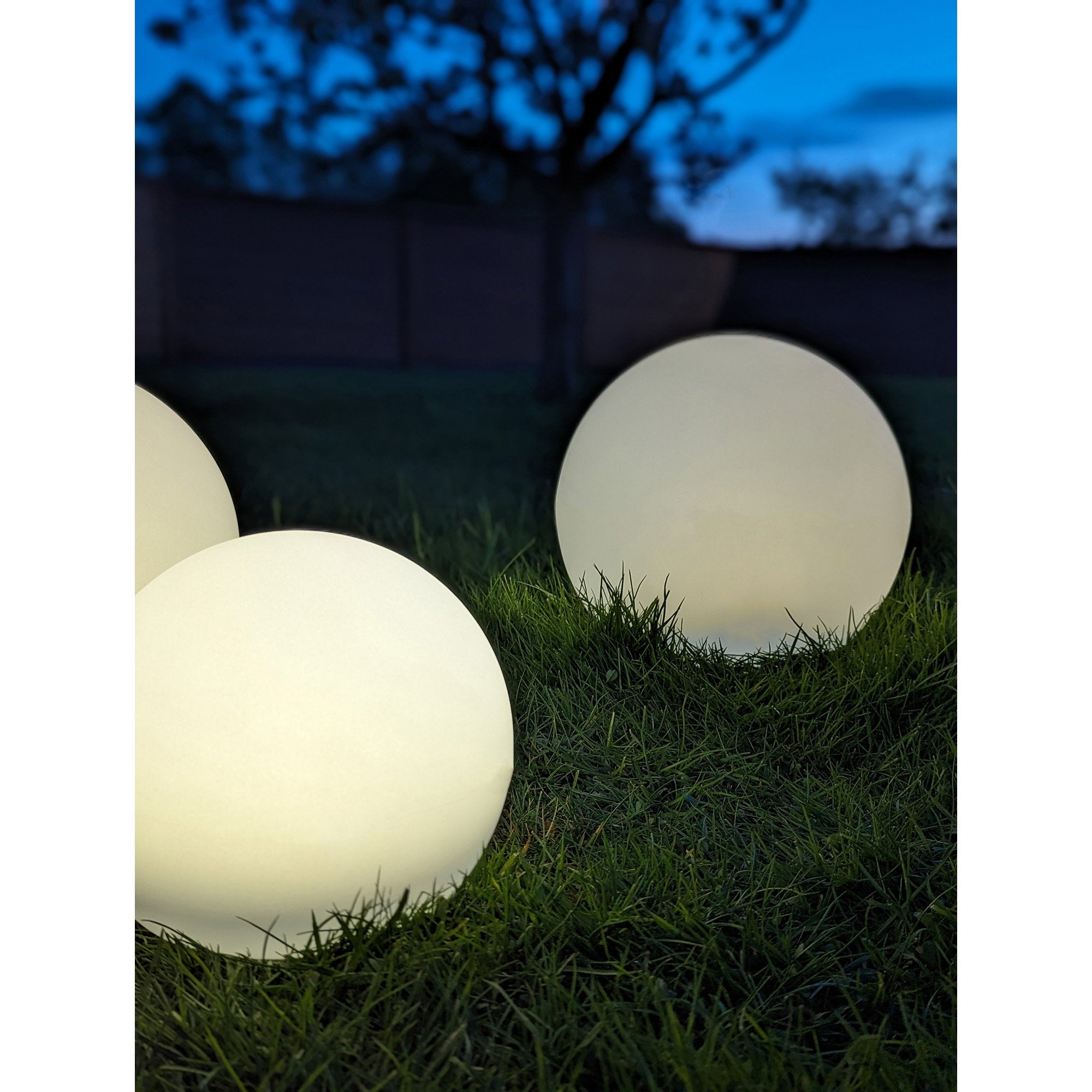 Composition lampes solaires Lifton boules blanches allumées herbe jardin nuit étoilée