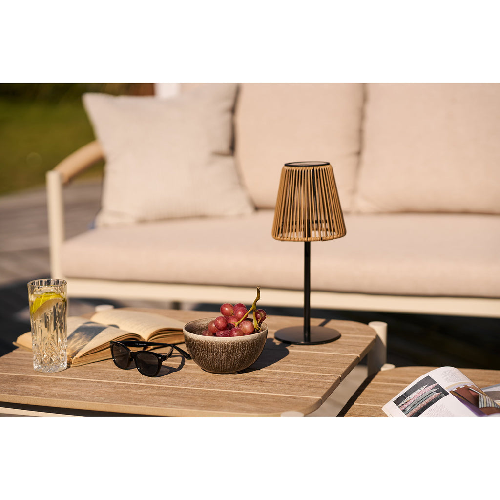 Lampe Salford polyrattan sur table basse extérieure salon jardin ambiance détente