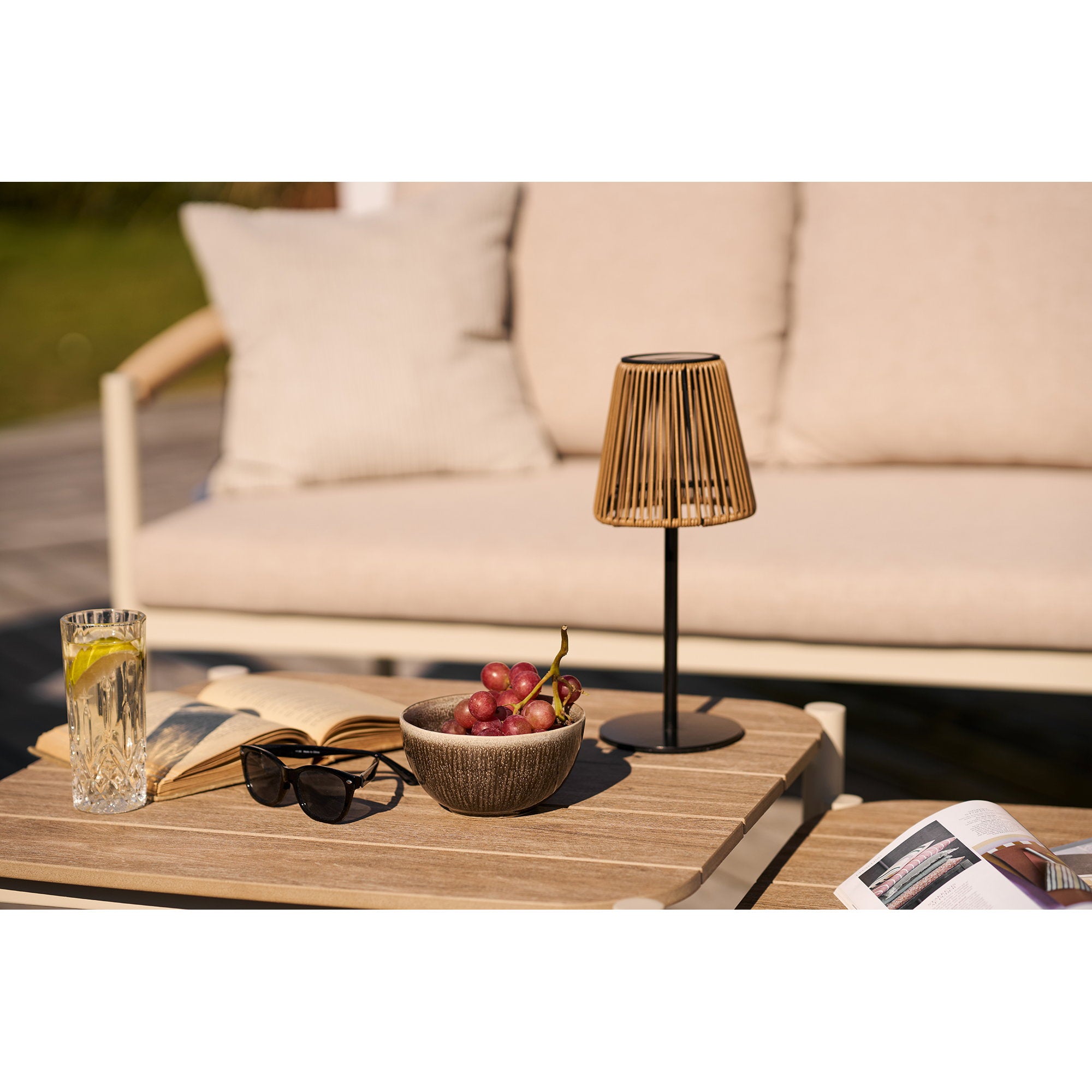 Lampe Salford polyrattan sur table basse extérieure salon jardin ambiance détente