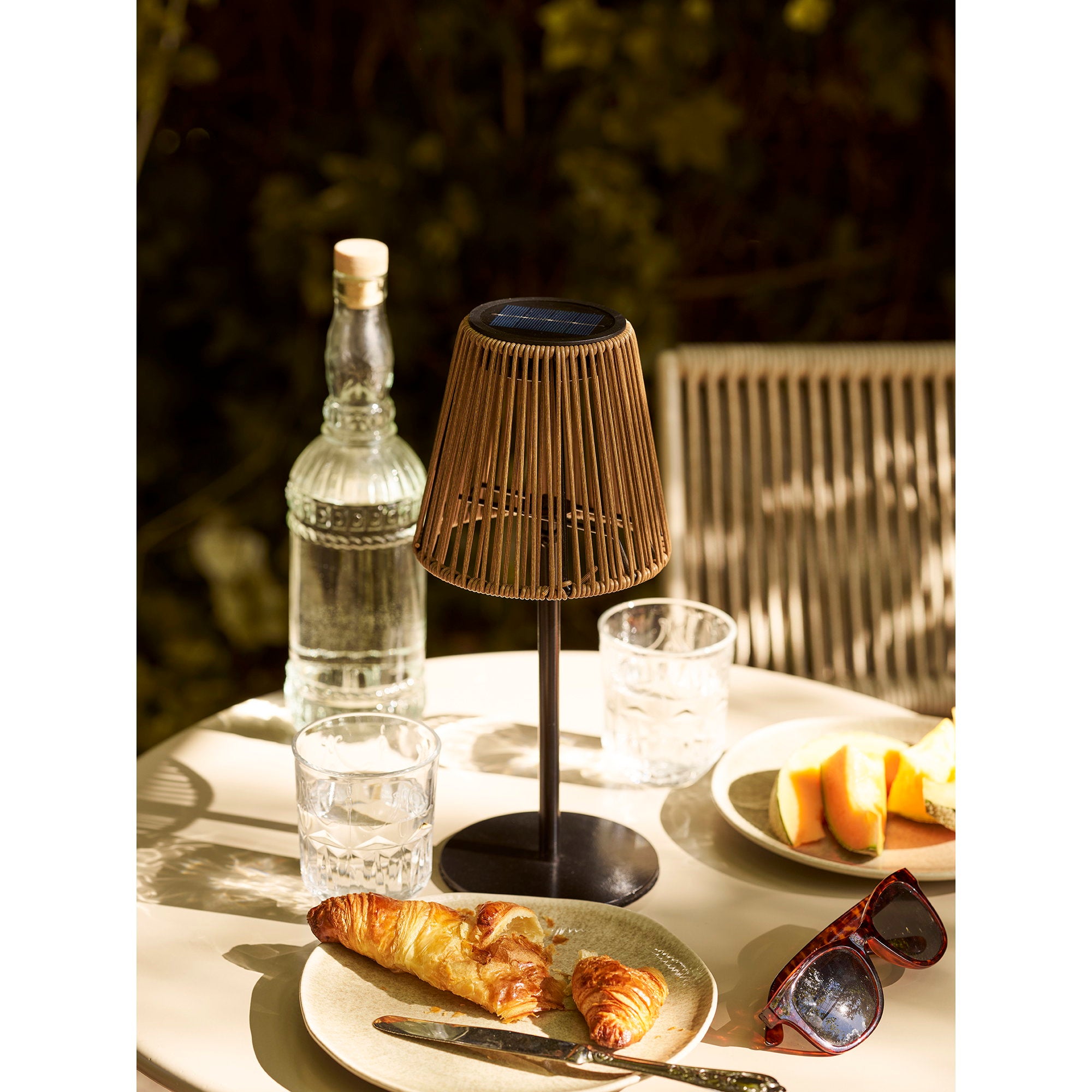 Lampe solaire Salford sur table de terrasse jardin ambiance estivale brunch