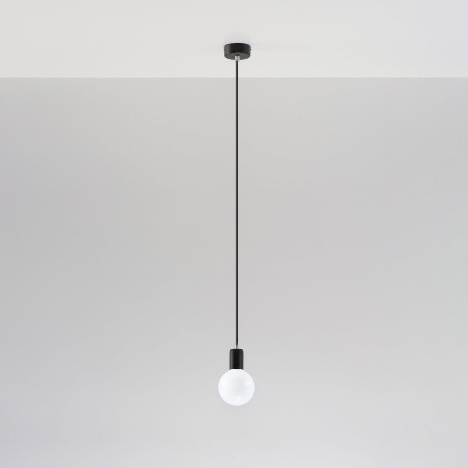 Suspension Edison noir au plafond