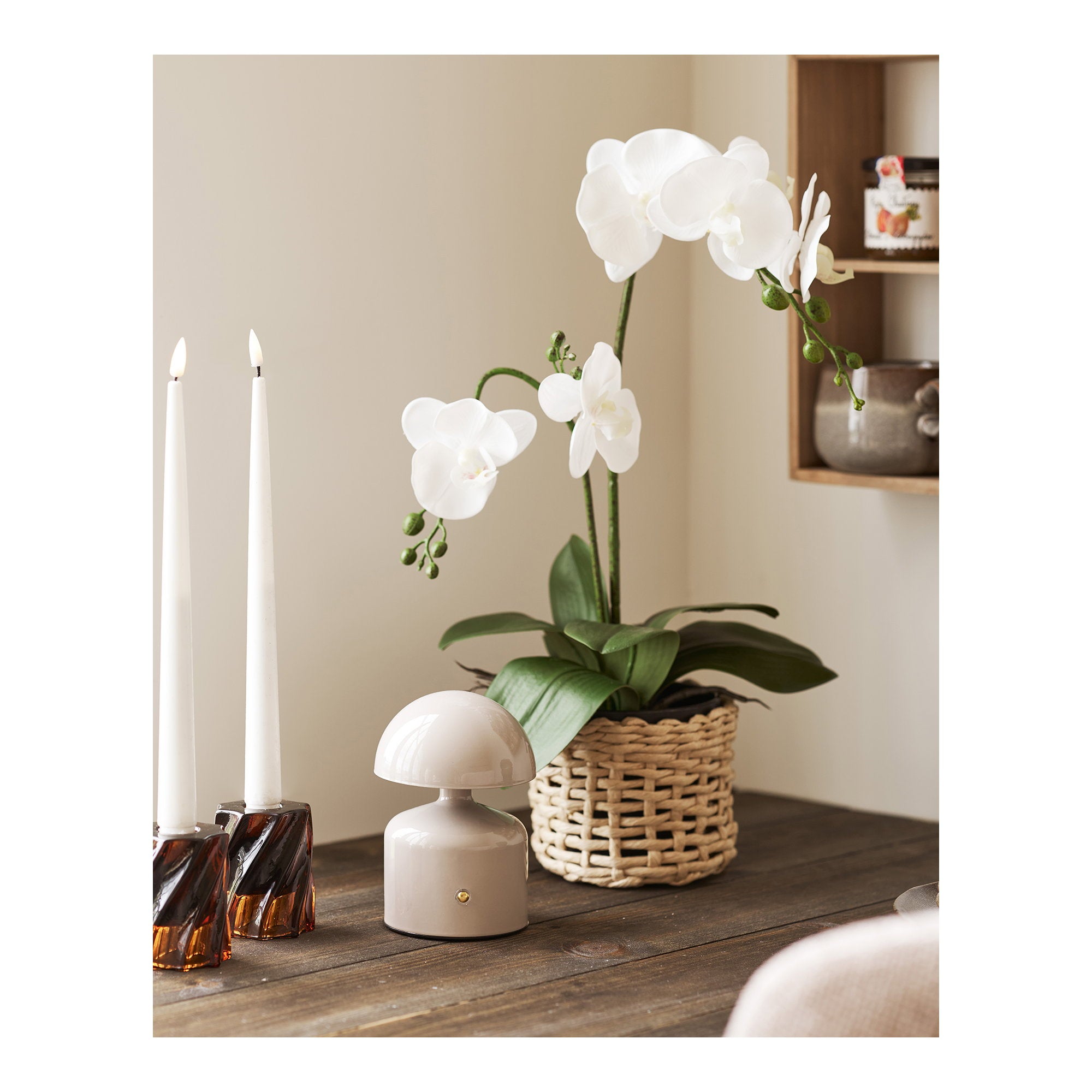 Lampe rechargeable Aulla gris posée sur table bois ambiance cosy décoration florale