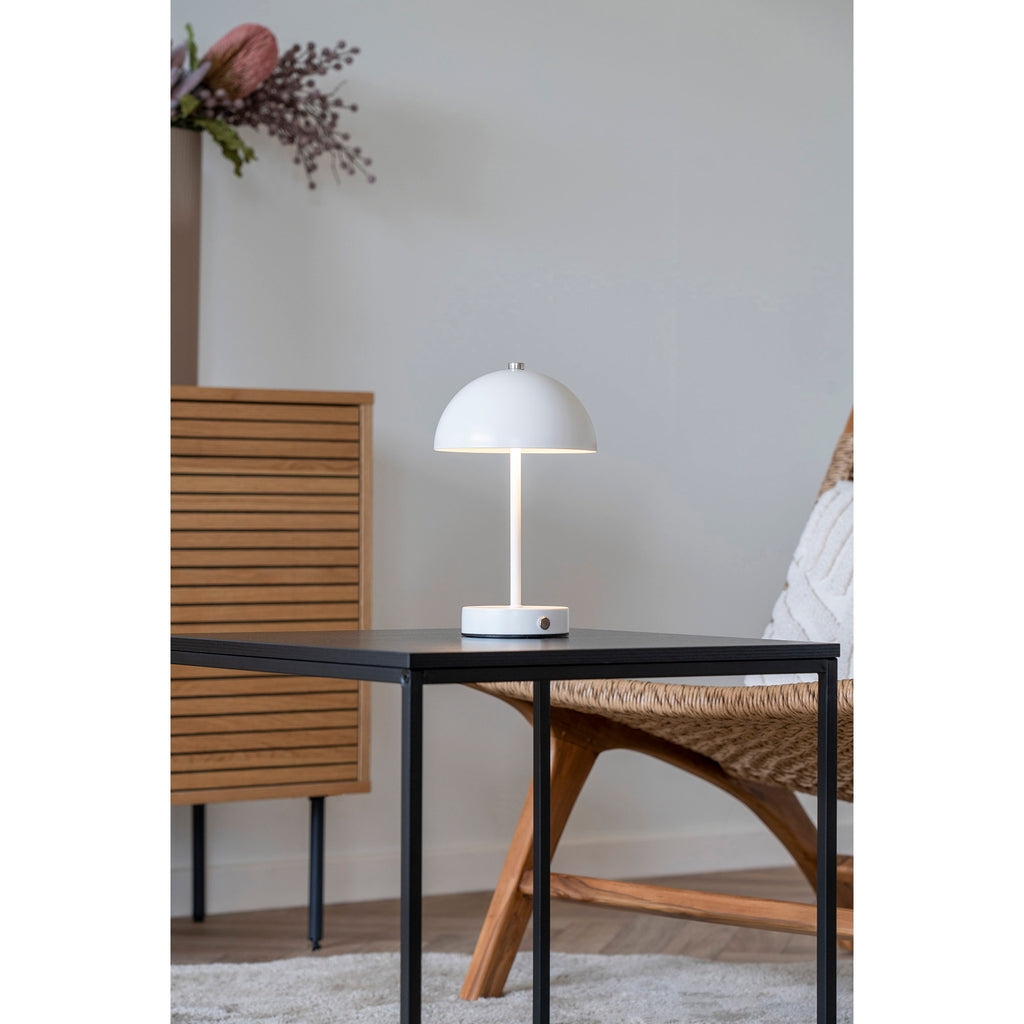 Lampe Holt blanche allumée lumière LED chaude ambiance salon table noire bois naturel
