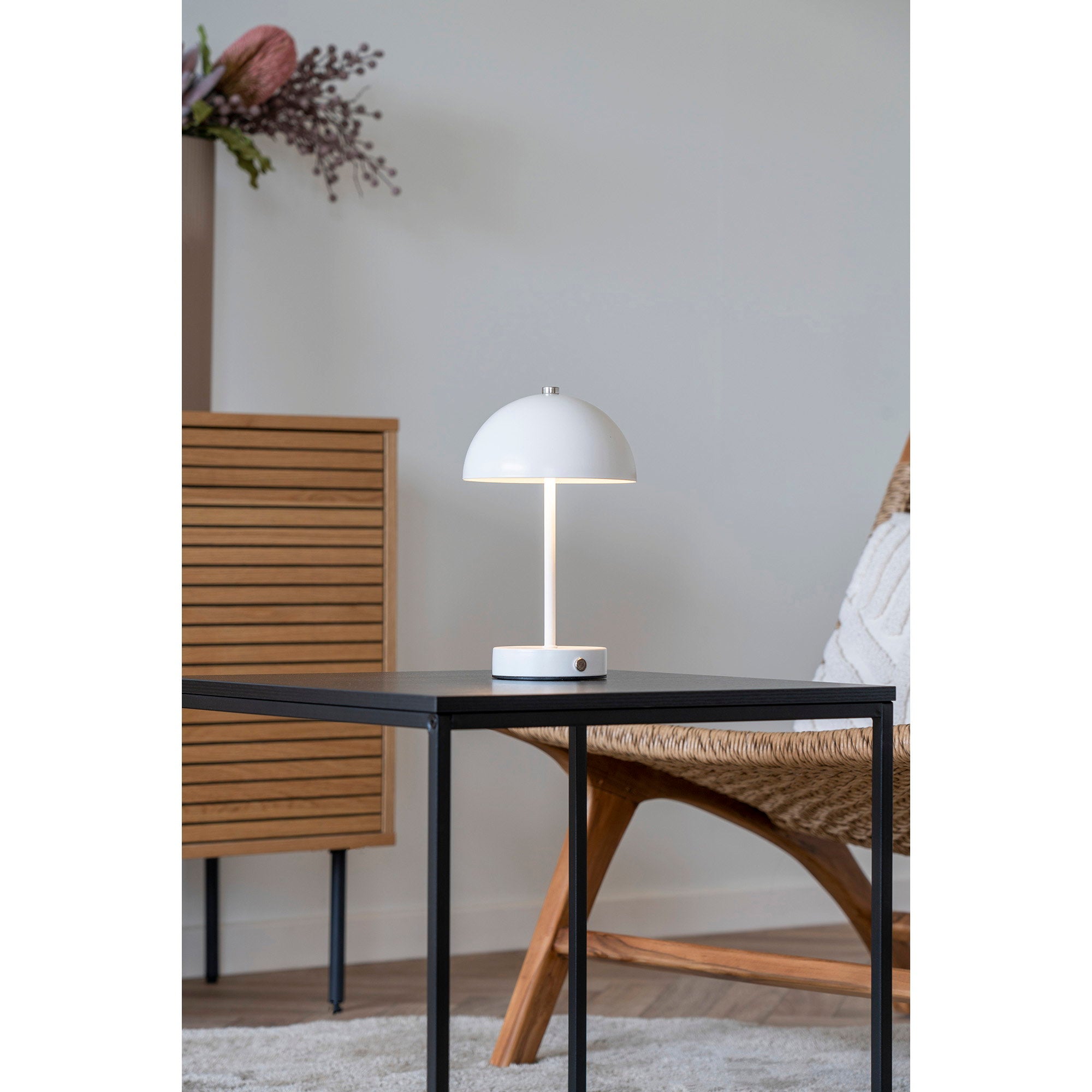 Lampe Holt blanche allumée lumière LED chaude ambiance salon table noire bois naturel