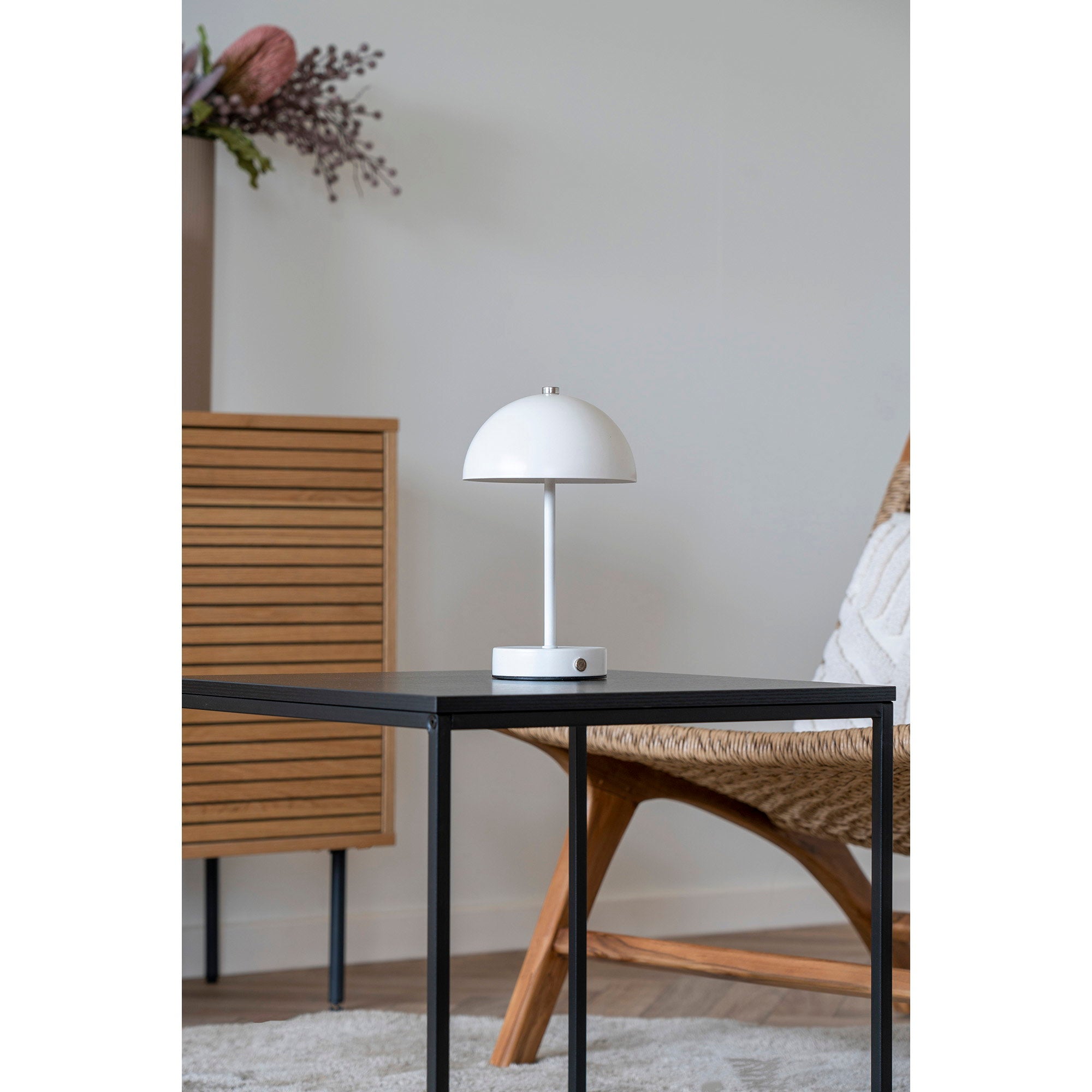 Lampe rechargeable Holt métal blanc éteinte table d'appoint noire intérieur scandinave