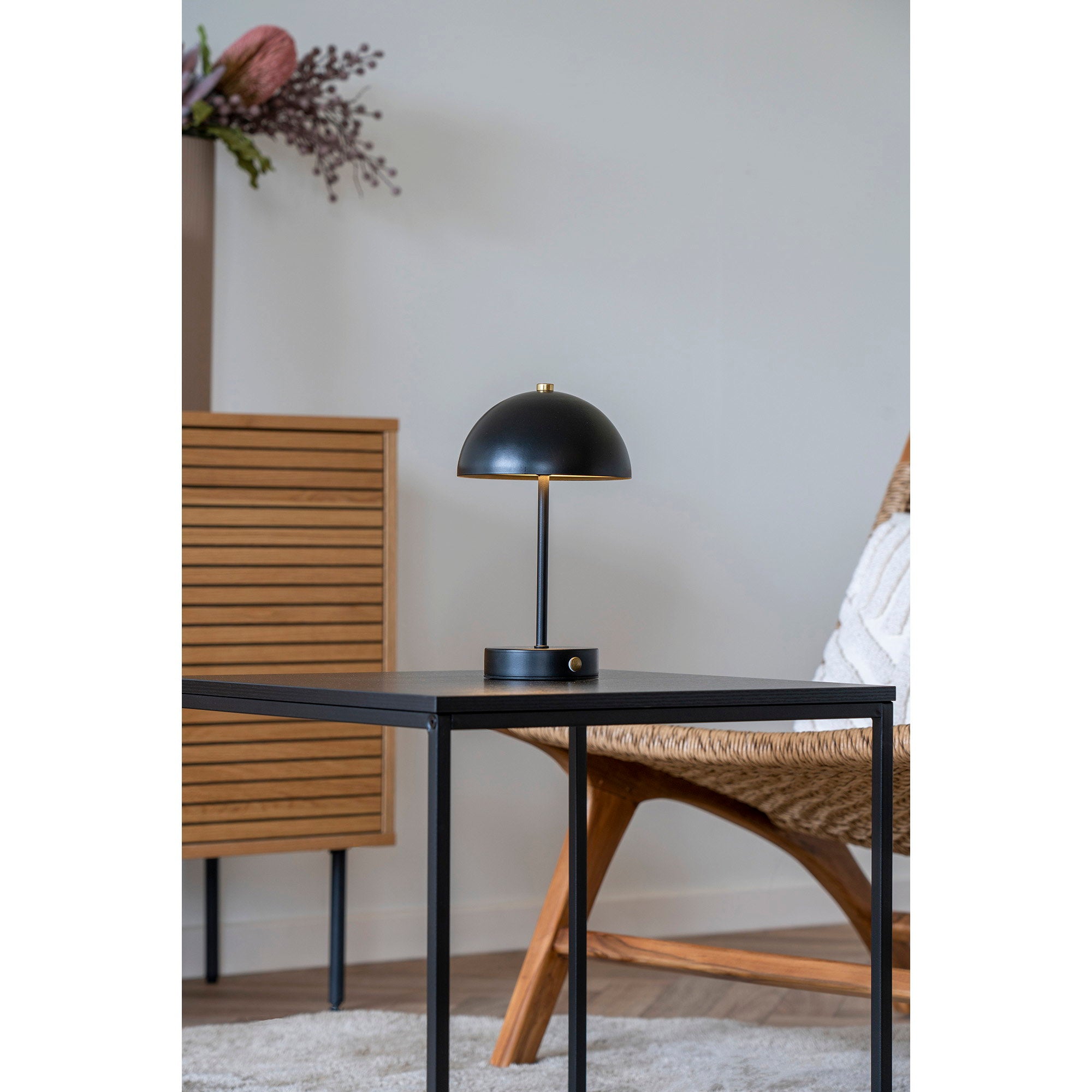 Lampe Holt noire allumée lumière LED chaude ambiance salon table noire bois naturel
