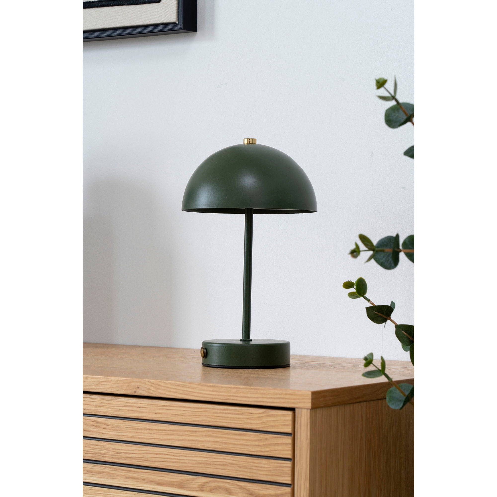 Lampe Holt vert kaki laiton posée sur commode bois clair ambiance salon naturel