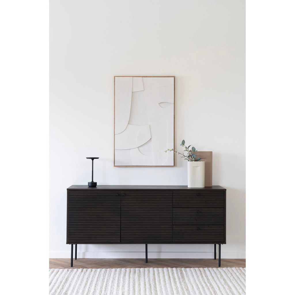 Lampe Lyneham aluminium noir sur commode bois foncé intérieur contemporain épuré
