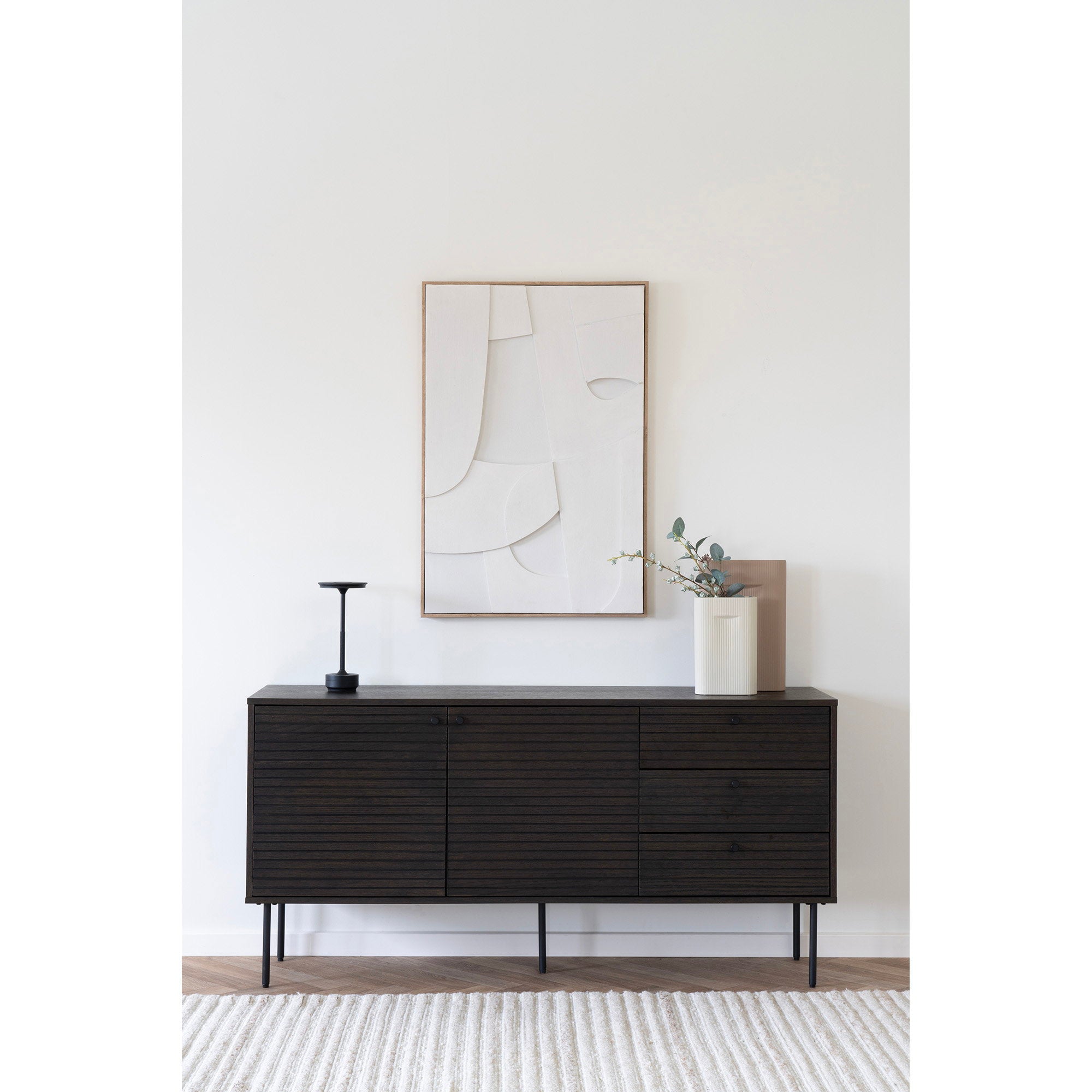 Lampe Lyneham aluminium noir sur commode bois foncé intérieur contemporain épuré