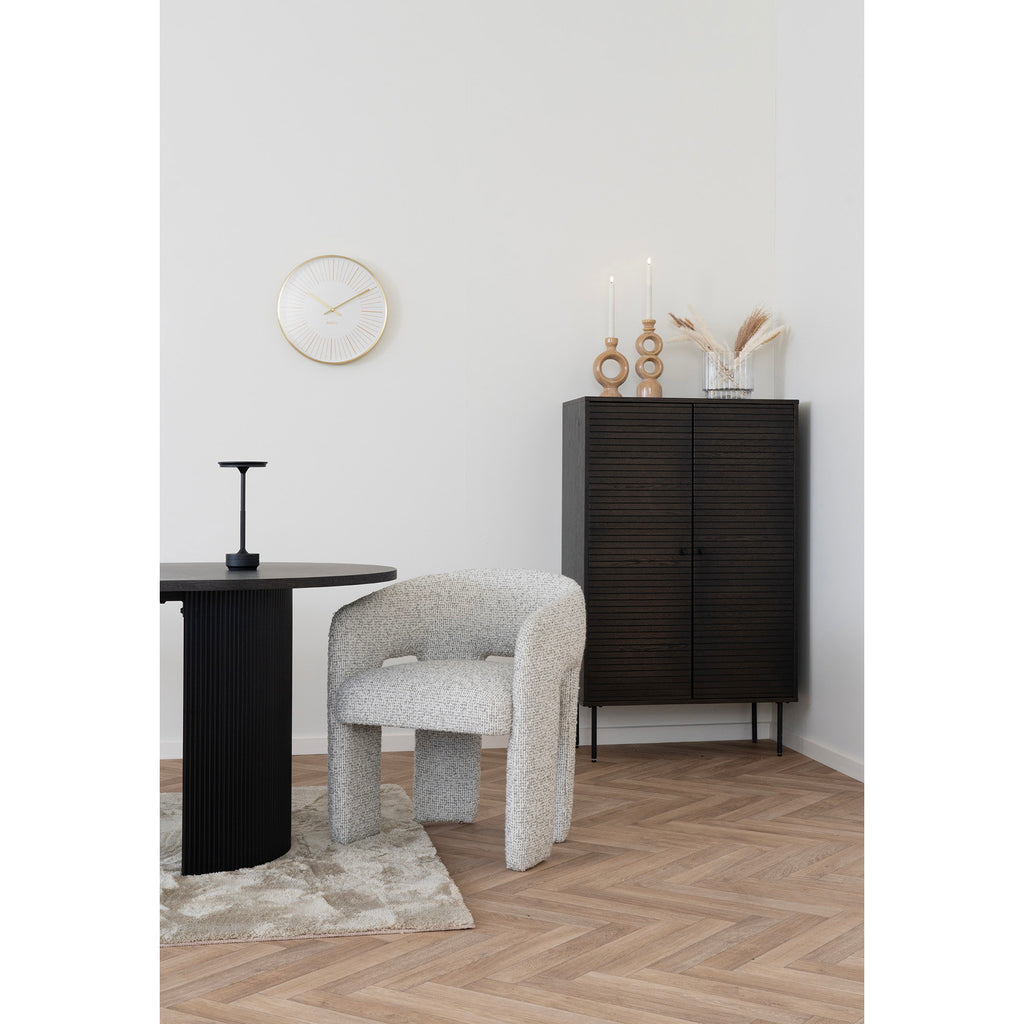 Lampe rechargeable Lyneham noire posée sur table ronde noir ambiance salon minimaliste