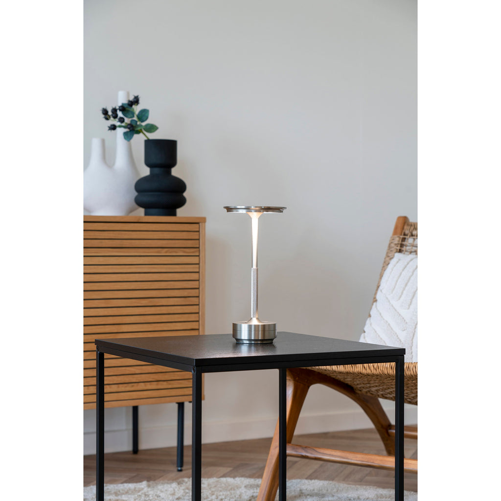 Lampe Lyneham aluminium argent allumée lumière chaude ambiance salon contemporain bois