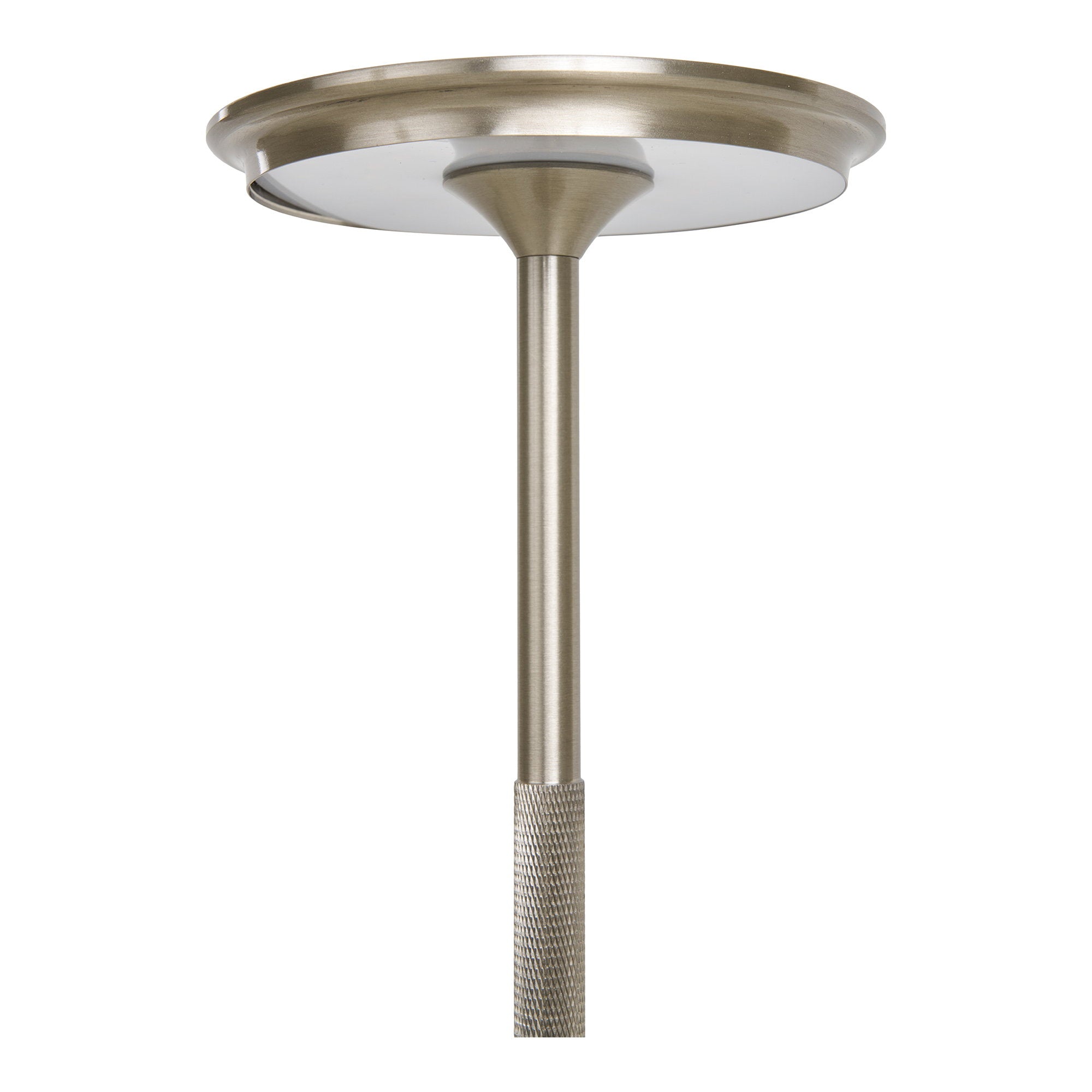 Détail diffuseur LED circulaire lampe Lyneham aluminium argent brossé knurling ciselé