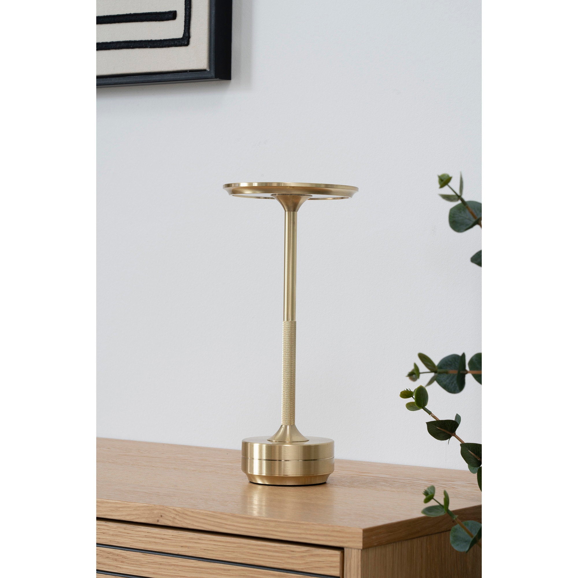 Lampe rechargeable Lyneham laiton doré posée sur commode bois clair ambiance salon