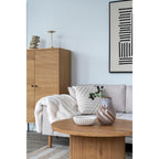 Lampe Lyneham laiton allumée table d'appoint blanche salon minimaliste contemporain