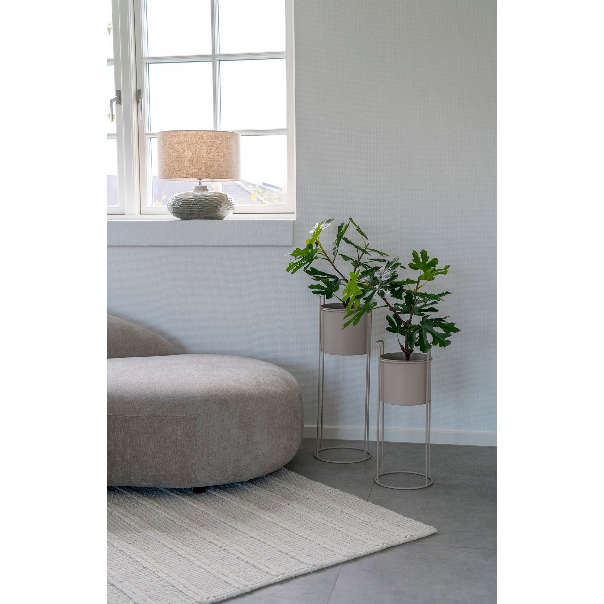 Lampe table céramique verte style scandinave ambiance salon lumineux fenêtre