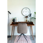 Lampe de table Paris noire sur bureau en bois vintage, ambiance home office