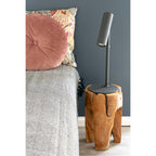 Lampe de table Paris noire posée sur table de chevet en bois brut, ambiance chambre cosy