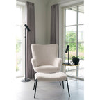Lampe de table Paris noire dans salon scandinave avec fauteuil blanc bouclé