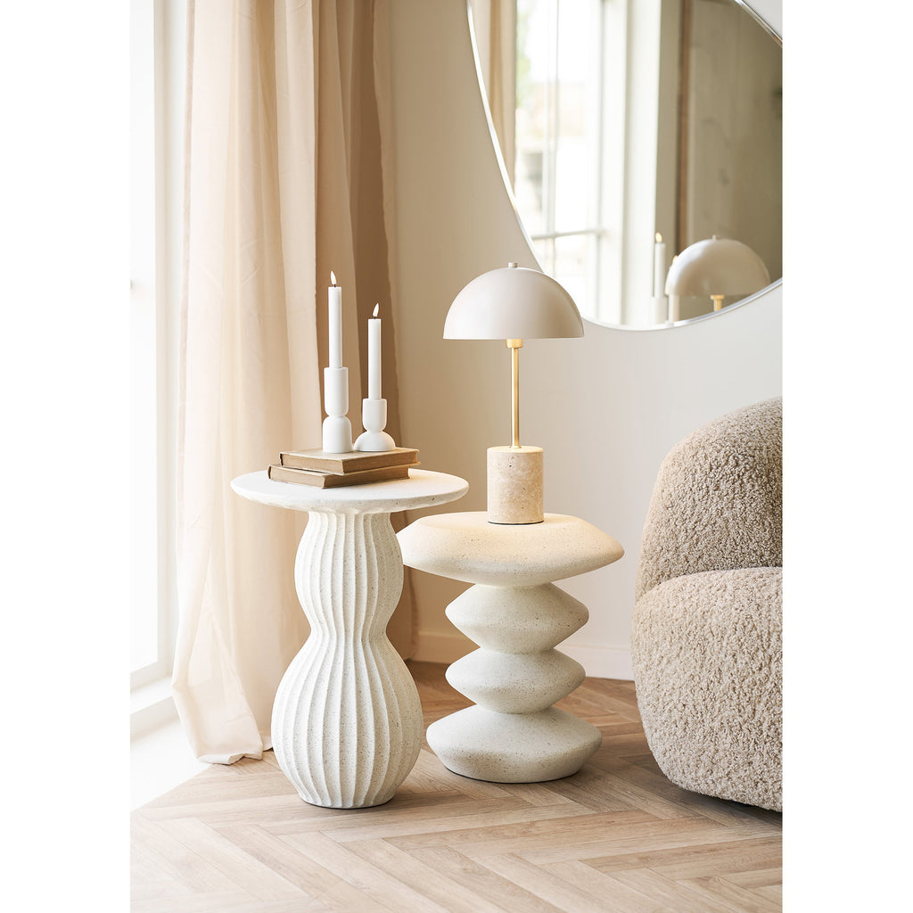 Lampe Sheffield beige sur table basse salon décoré, miroir rond et fauteuil bouclette