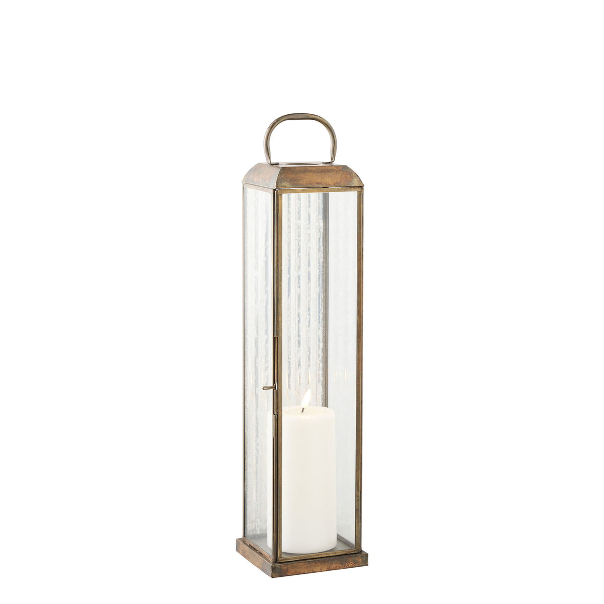 Lanterne Herslev 49 cm avec une bougie pilier allumée derrière le verre clair