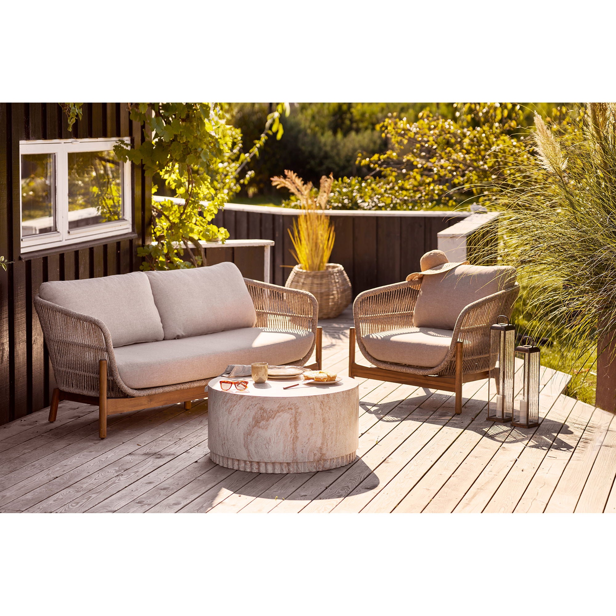 Deux lanternes Herslev laiton antique posées sur terrasse bois, ambiance jardin cosy