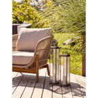 Duo de lanternes photophores Herslev laiton antique sur terrasse avec salon de jardin