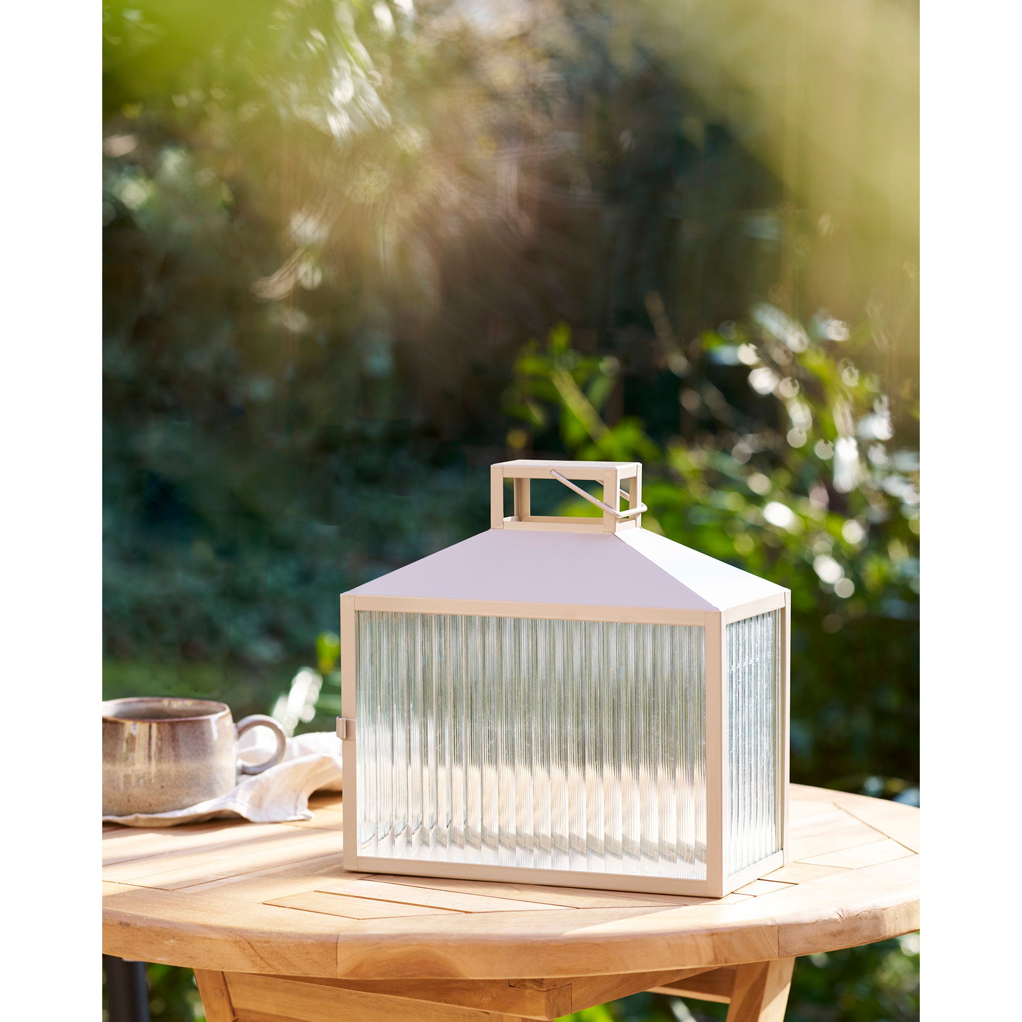 Lanterne Lucca beige façade verre strié avec porte à charnières, vue de face fond blanc