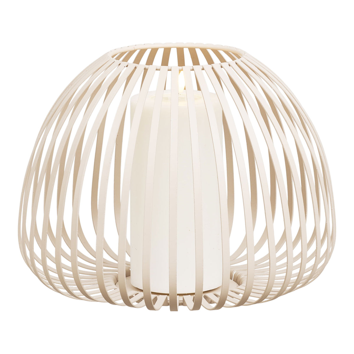 Lanterne Stoense en métal beige avec une bougie pilier allumée posée sur le disque du fond