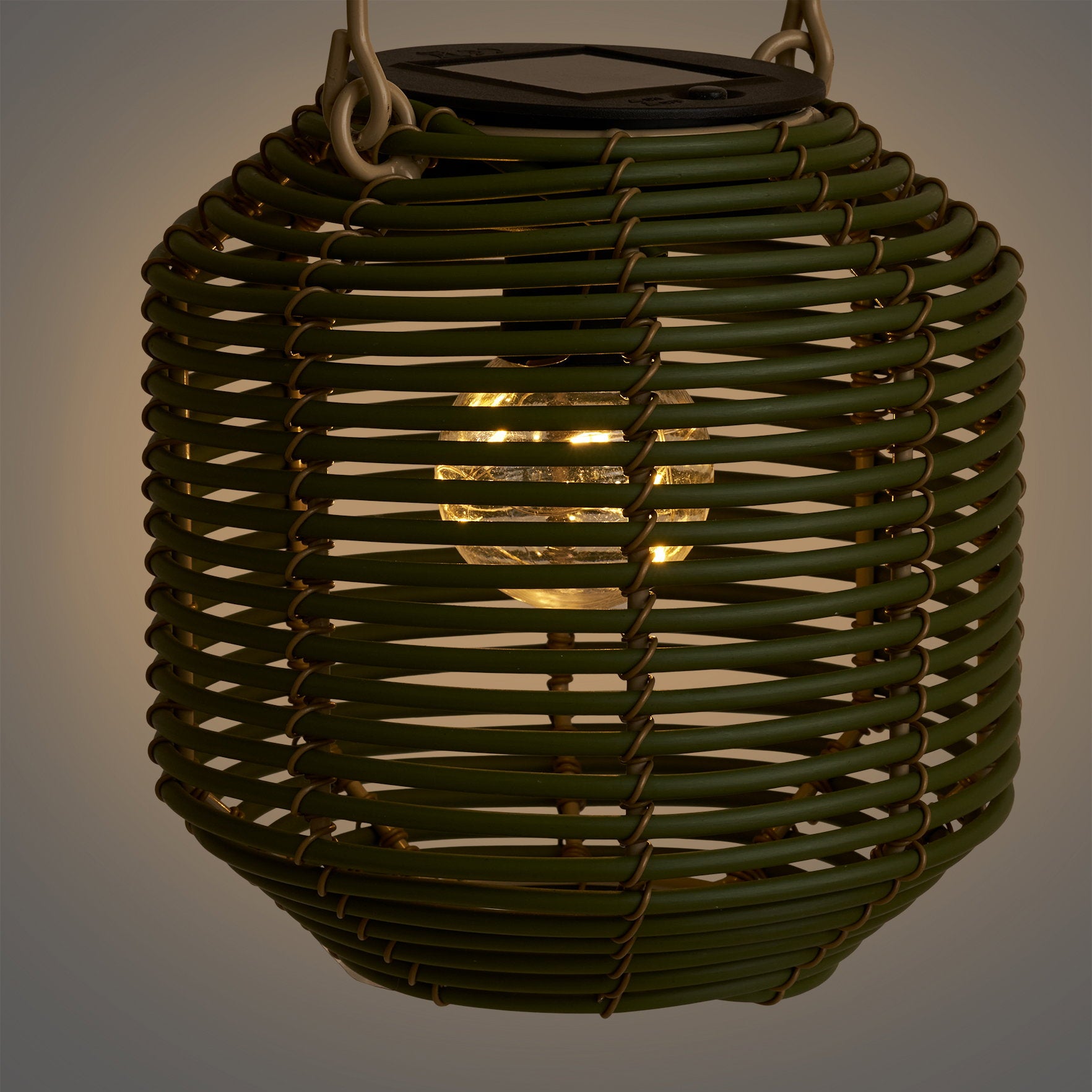 Lanterne Crewe verte allumée lumière dorée tamisée ambiance nuit