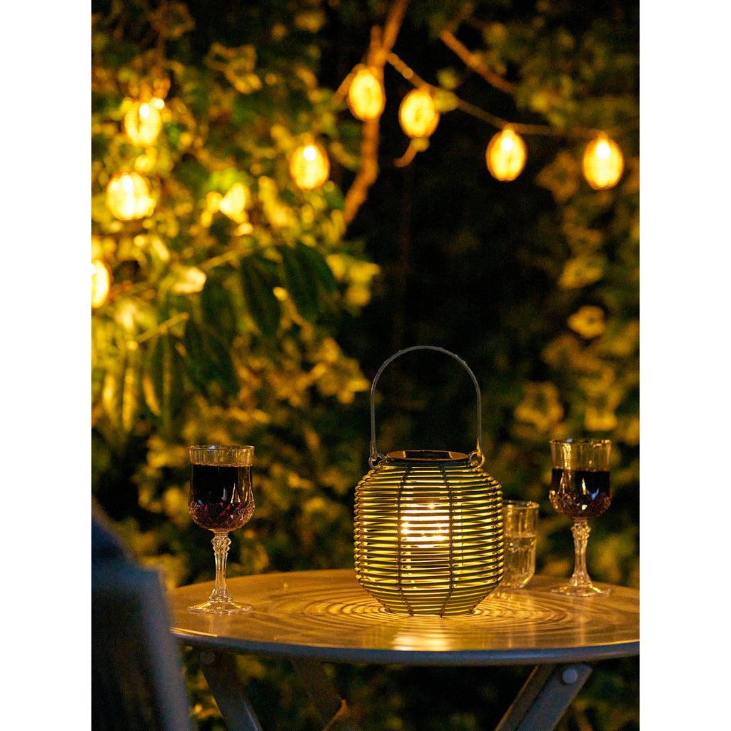 Lanterne solaire Crewe verte sur table bistrot soirée jardin avec verres
