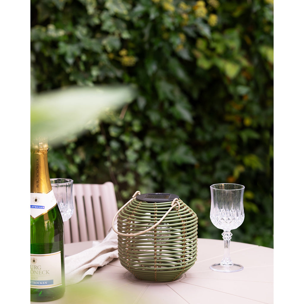 Lanterne Crewe verte sur table jardin avec champagne ambiance fête extérieure