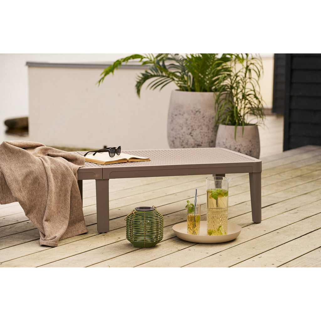 Lanterne Crewe verte posée terrasse bois près table basse et boissons