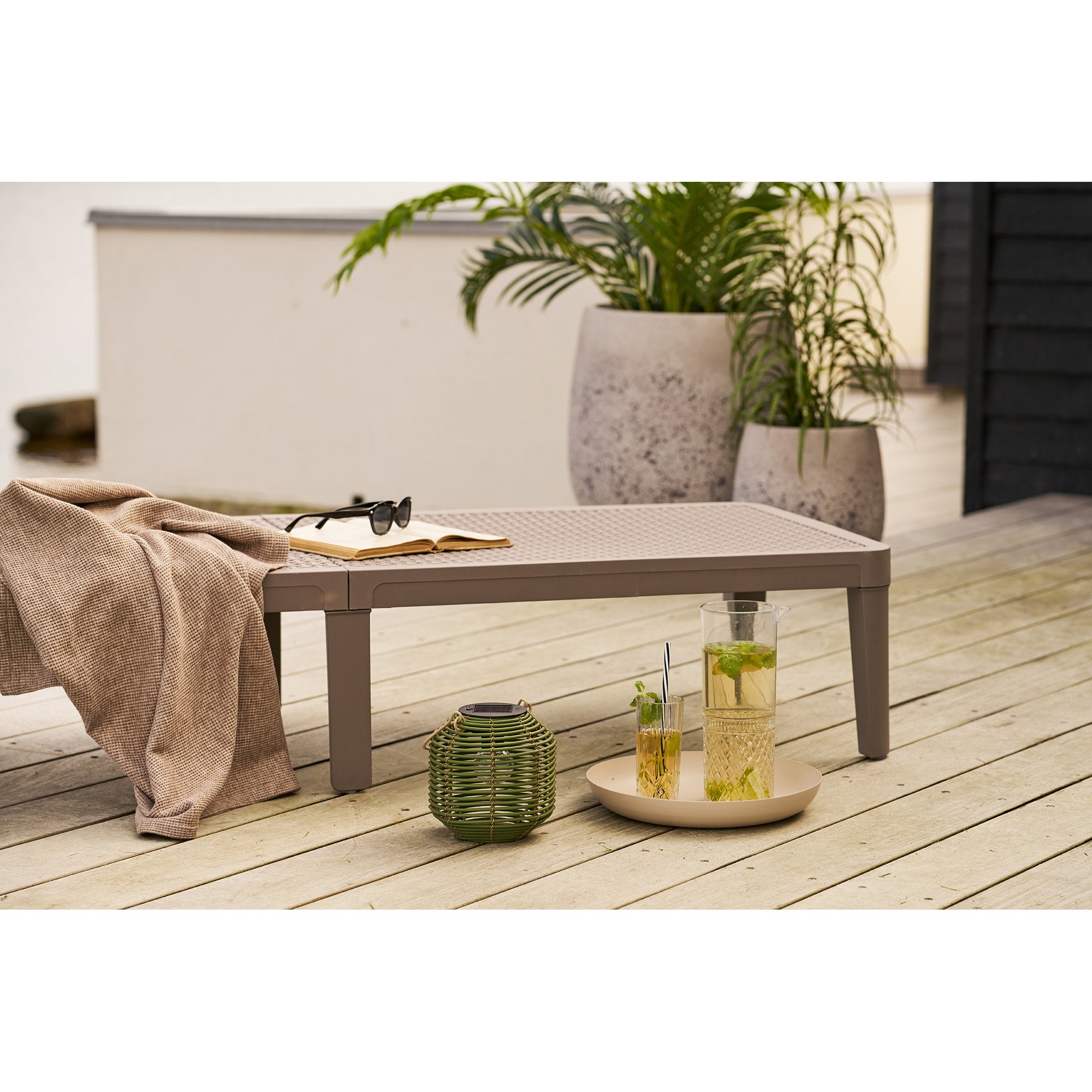Lanterne Crewe verte posée terrasse bois près table basse et boissons