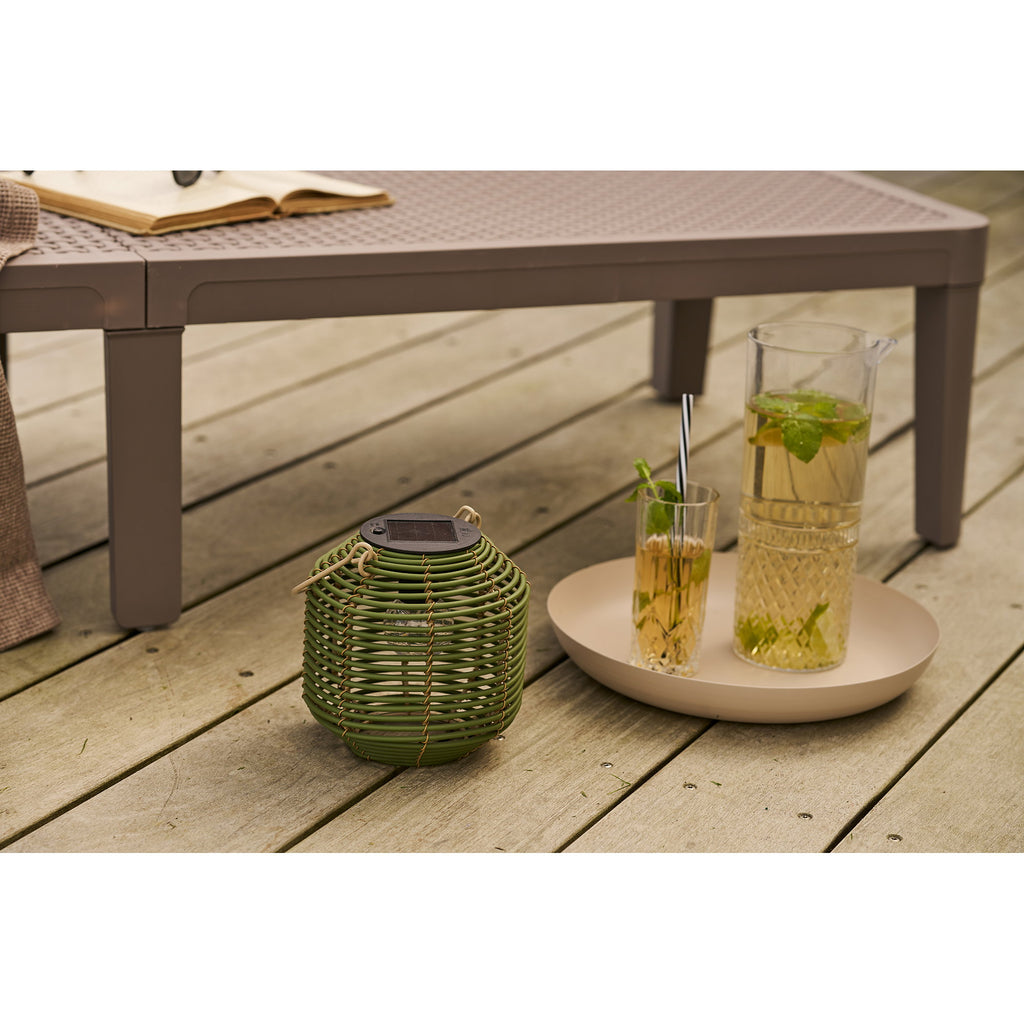 Lanterne solaire Crewe verte sur plancher bois terrasse extérieure