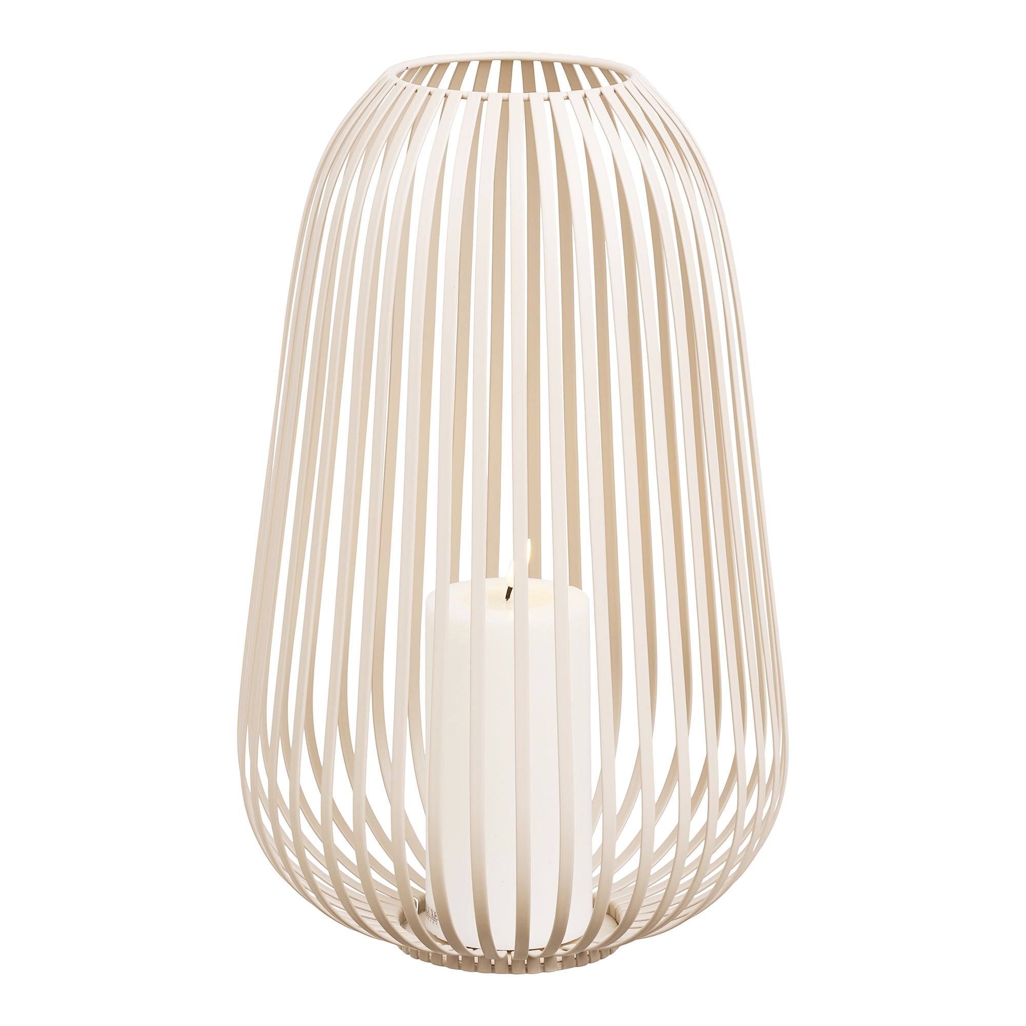 Lanterne Stoense beige métal ajouré avec bougie pilier allumée, jeux d'ombres, fond blanc