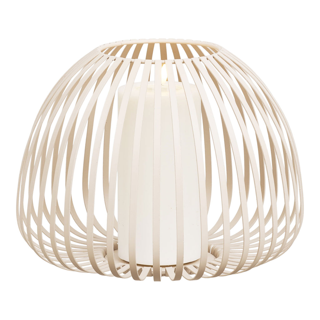 Lanterne Stoense dôme beige métal ajouré avec bougie pilier allumée, jeux d'ombres doux