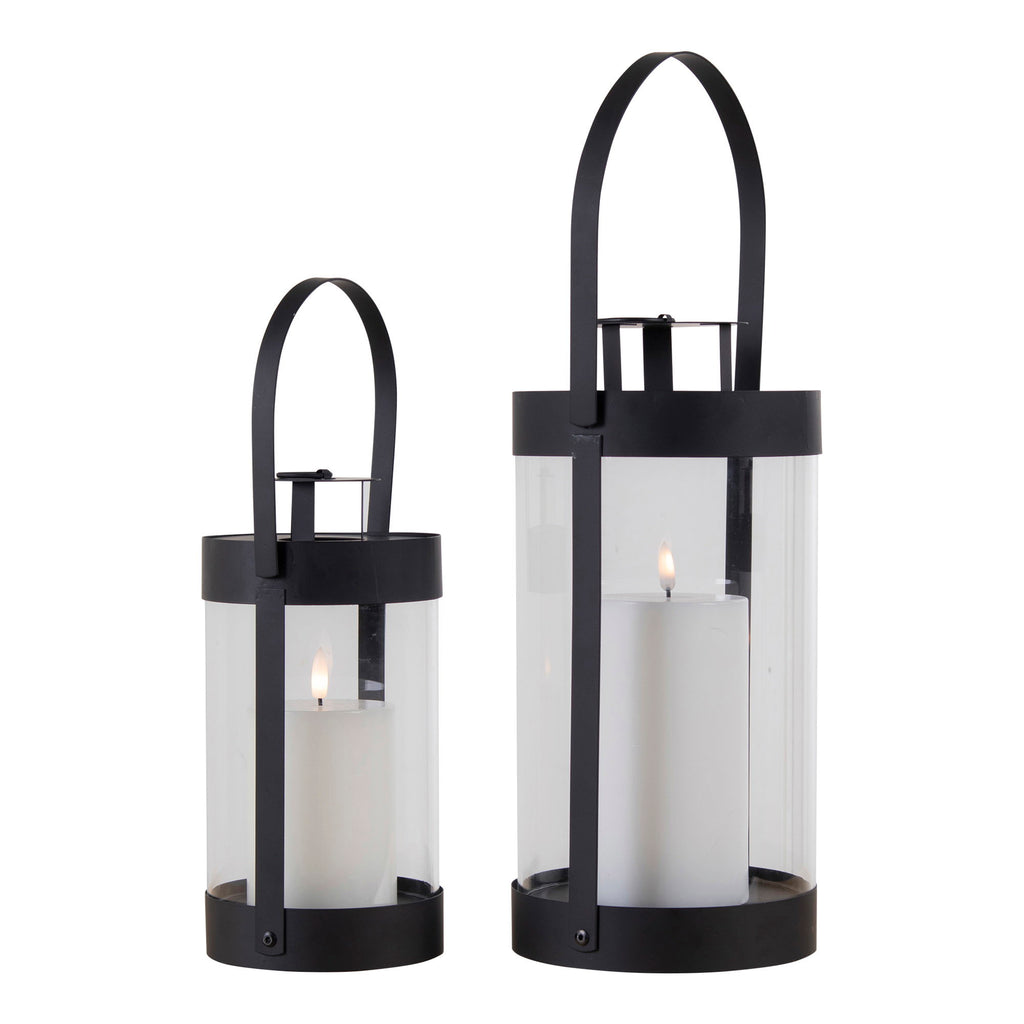 Lot de 2 lanternes Bondi noires avec anses plates et bougies allumées fond blanc