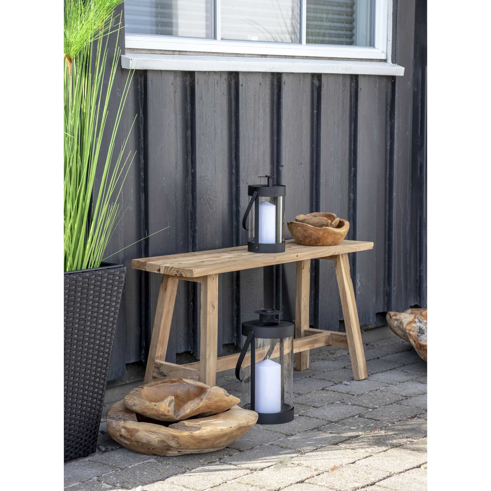 Lanternes Bondi noires posées sur table bois brut extérieur avec bol teck décoratif