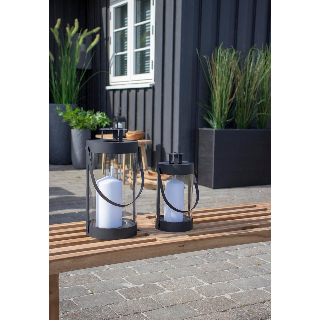 Lot de 2 lanternes Bondi noires posées sur banc en bois terrasse extérieure maison noire