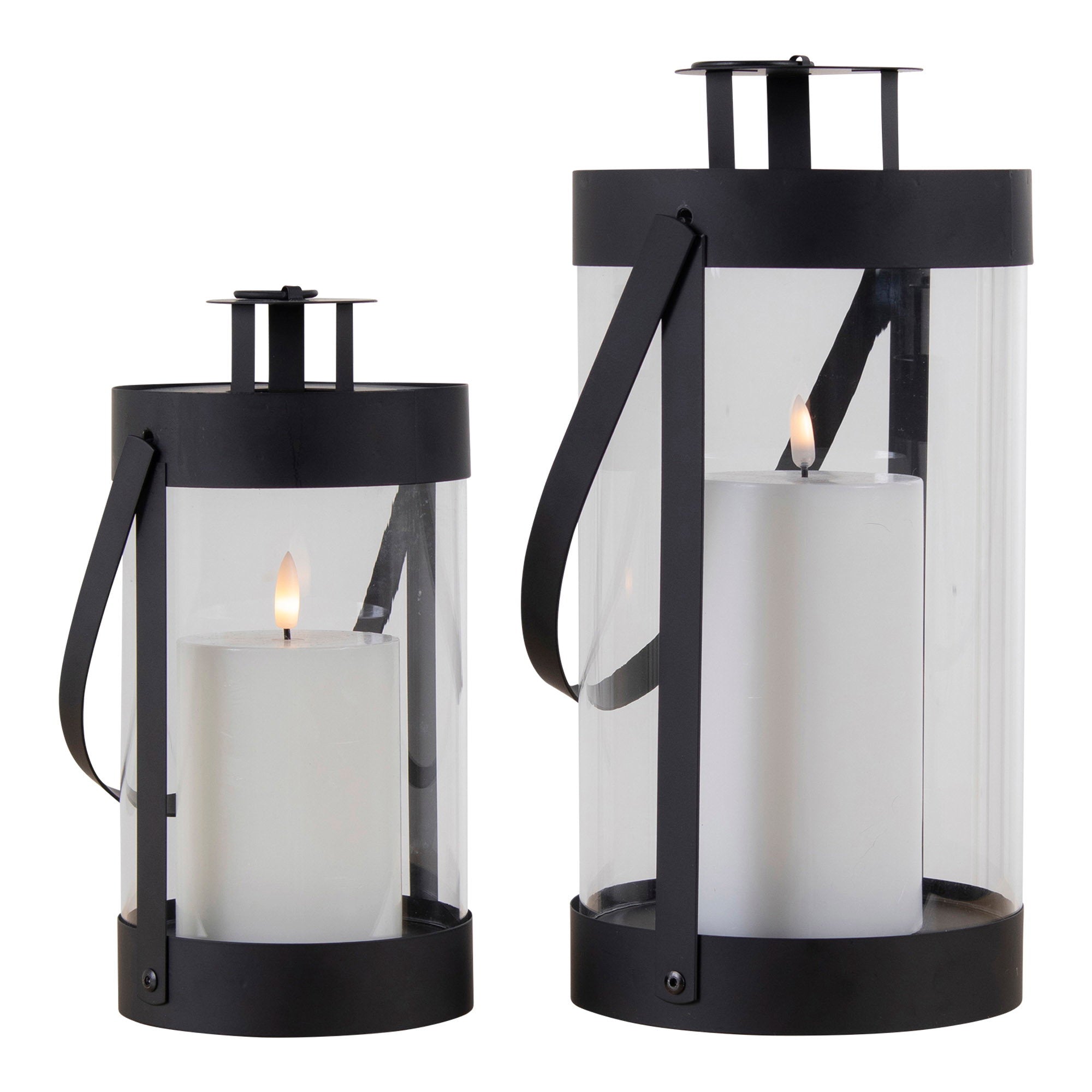 Lot de 2 lanternes Bondi cylindriques noires acier et verre avec bougies allumées, fond blanc