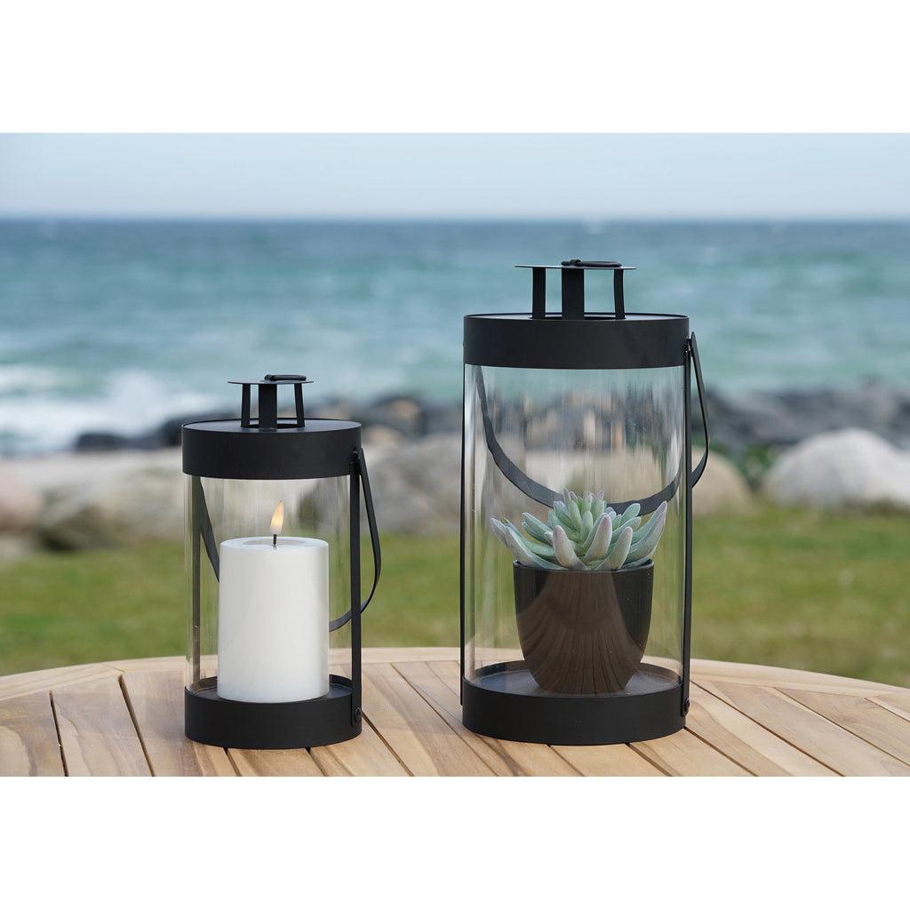 Lot de 2 lanternes Bondi noires sur table bois bord de mer avec bougie et succulente