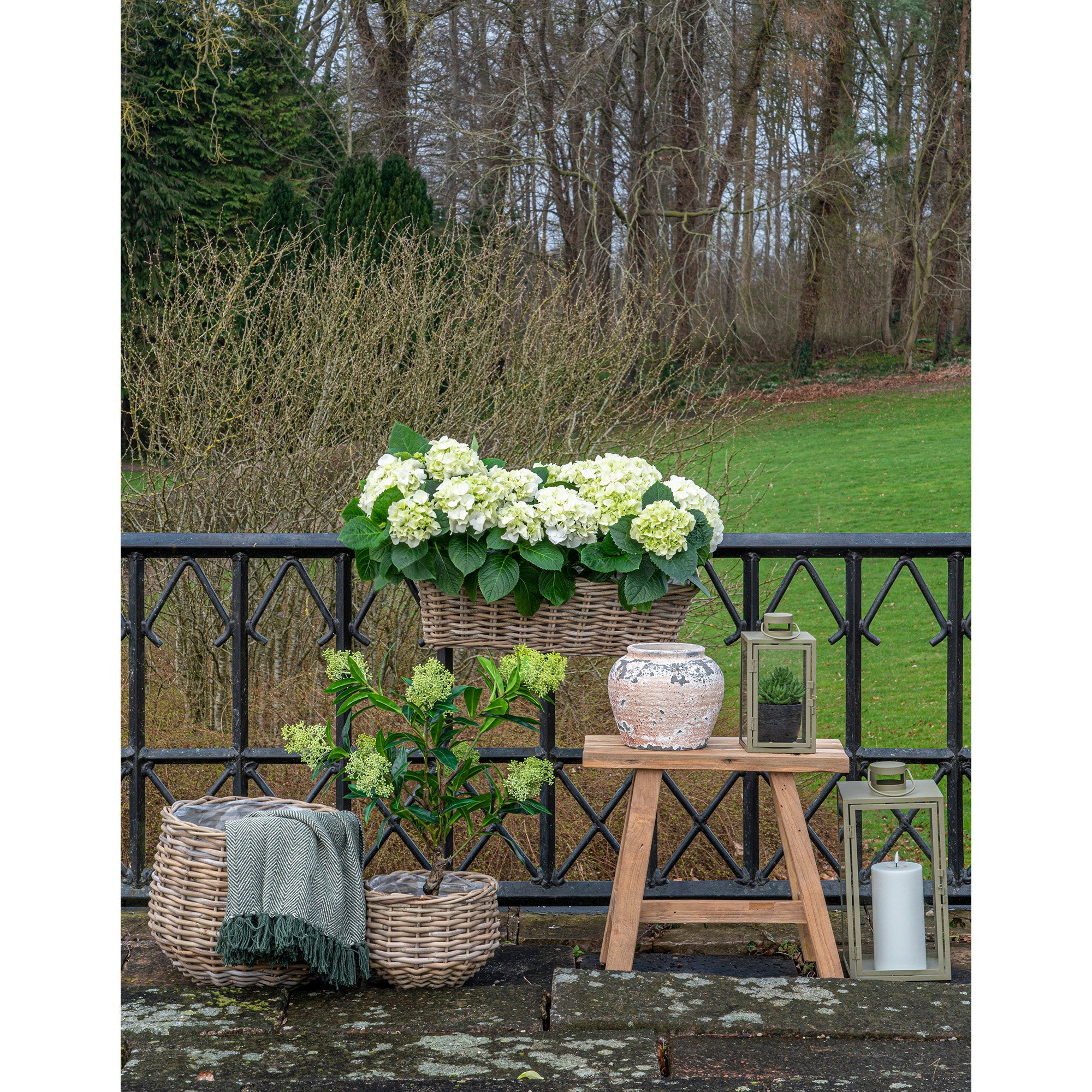 Lanternes Corfu vert kaki sur balcon avec rambarde jardin fleuri composition outdoor