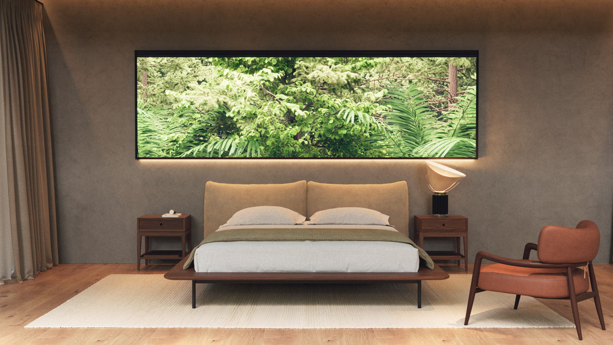 Lit Platform en noyer et tissu beige sous une fenêtre en bandeau