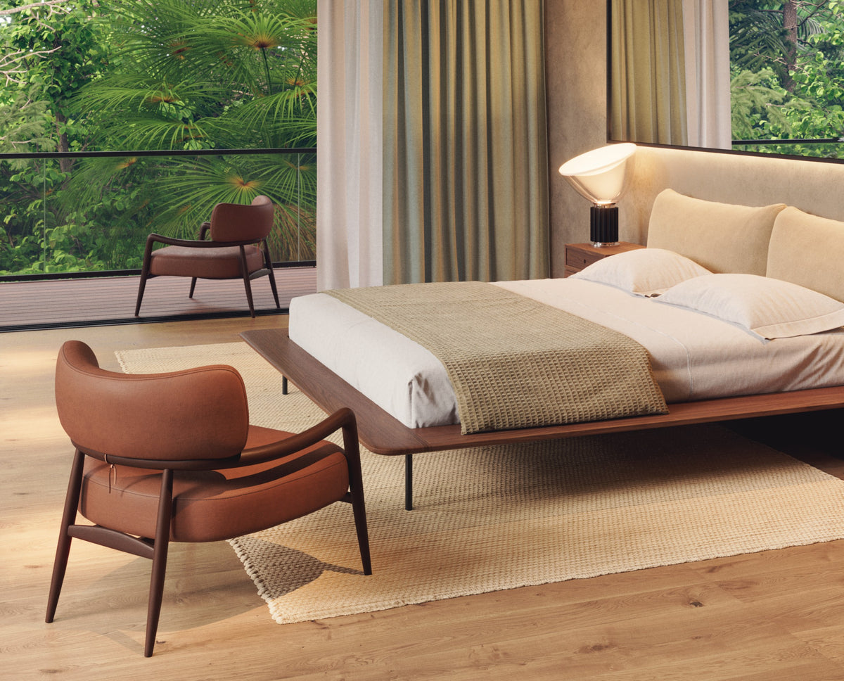 Lit Platform en noyer et tissu beige vu de trois quarts, près d'un fauteuil en cuir